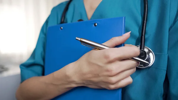 Enfermera Joven Lista Para Anotar Información Del Paciente Forma Hospital — Foto de Stock