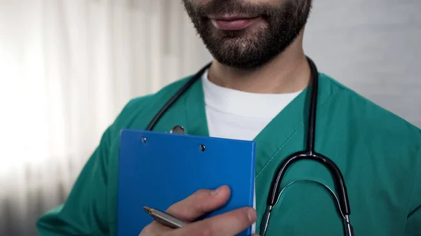 Männlicher Arzt Wird Krankengeschichte Krankenhaus Checkliste Ausfüllen — Stockfoto