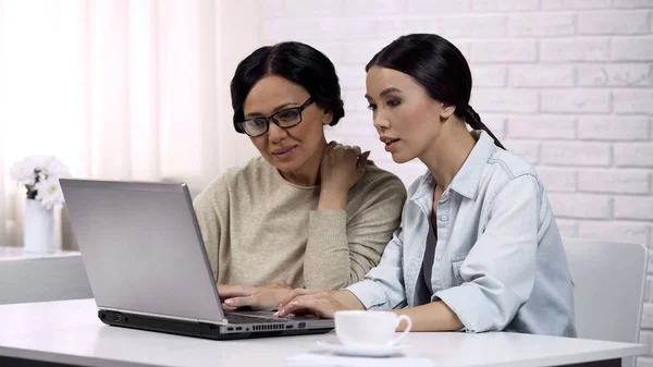 Menina Mãe Ensino Para Usar Laptop Mostrando Software Útil Alfabetização — Fotografia de Stock