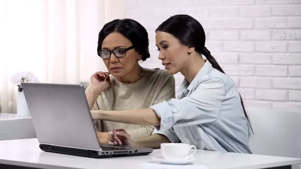 Hija Enseñando Madre Moderna Cómo Utilizar Banca Línea Las Tecnologías — Foto de Stock