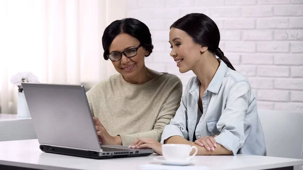 Mor Och Dotter Njuter Tidsfördriv Titta Foton Och Videoklipp Laptop — Stockfoto