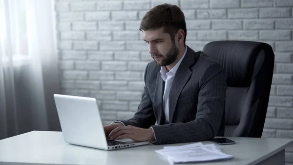 Jovem Empresário Confiante Digitando Mail Laptop Resolvendo Problemas Negócios — Fotografia de Stock