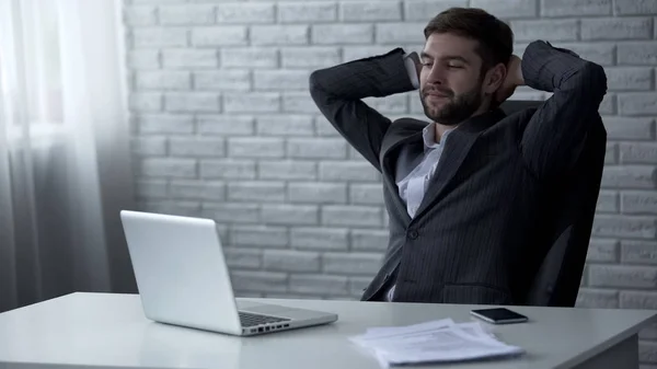 Bonito Empresário Sorrindo Após Negócio Online Bem Sucedido Contrato Lucrativo — Fotografia de Stock