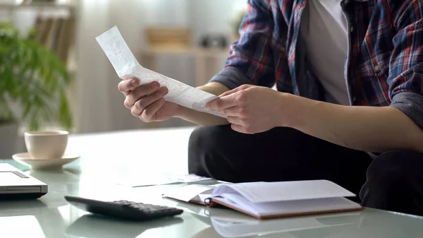 Hombre Revisando Cheques Utilidades Calculando Ingresos Gastos Presupuesto Familiar — Foto de Stock