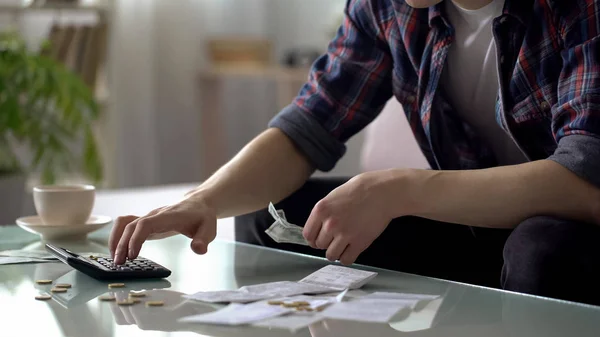 Armer Mann Der Spesen Berechnet Wenige Dollars Und Cent Auf — Stockfoto