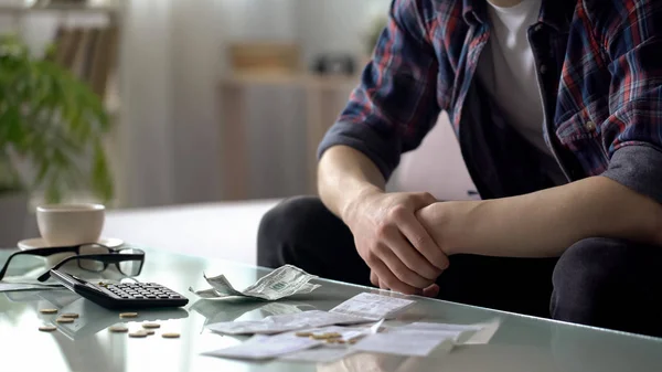 Junger Mann Zählt Eigenheimfinanzierung Ein Paar Dollars Und Cent Für — Stockfoto