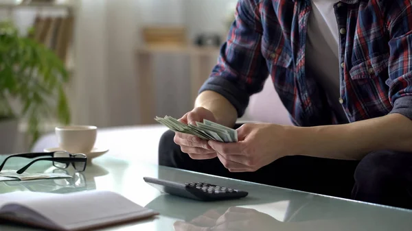 Freiberufler Mit Bargeld Berechnung Seines Gehalts Für Ein Projekt Nutzen — Stockfoto