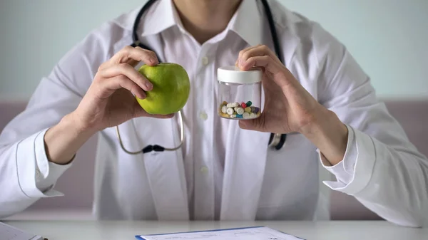 Γιατρός Εξηγεί Βιταμίνες Οφέλη Συγκρίνοντας Φρέσκο Μήλο Συμπληρώματα — Φωτογραφία Αρχείου