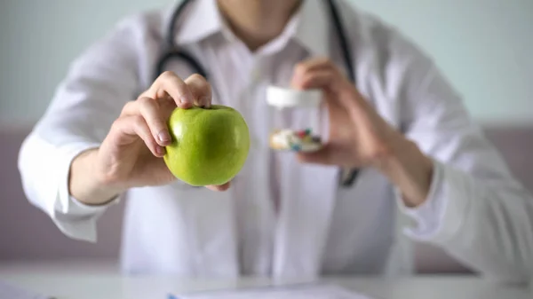 Γιατρός Προτείνει Βιολογικά Τρόφιμα Αντί Των Χαπιών Υγιεινή Διατροφή Υποστηρίζει — Φωτογραφία Αρχείου