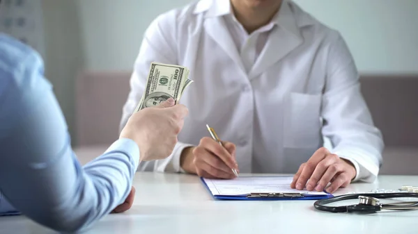 Patient Holding Money Paying Doctor Treatment Private Clinic Insurance — Stock Photo, Image
