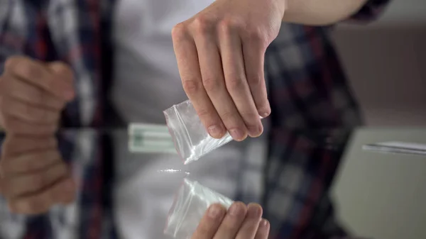 Hombre Sosteniendo Paquete Con Cocaína Preparándose Para Inhalar Drogadicto —  Fotos de Stock