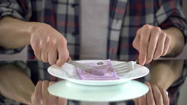 Человек Ест Банкноты Евро Тратит Деньги Символ Потребления Бюджет Продовольствие — стоковое фото