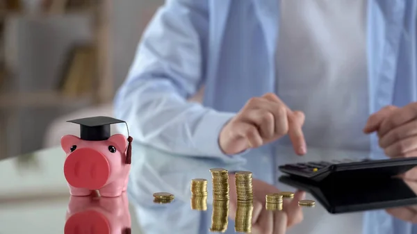 Piggybank Med Graduate Cap Besparingar För Utbildning Man Räknar Kostnader — Stockfoto