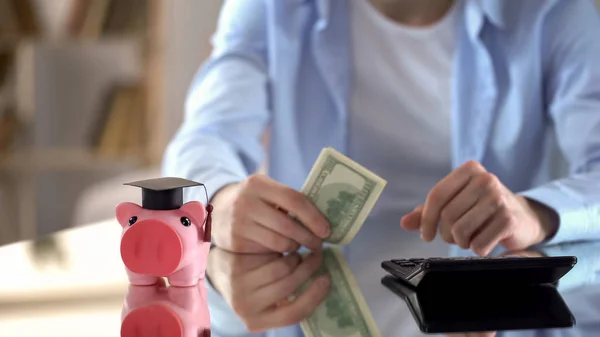 Mann Zählt Ausgaben Für Bildung Geld Für Die Universität Investitionen — Stockfoto