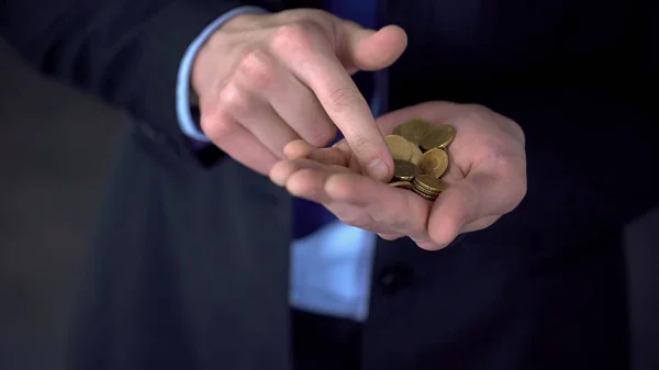 Homem Com Renda Média Contando Moedas Baixo Salário Despesas Excedem — Fotografia de Stock