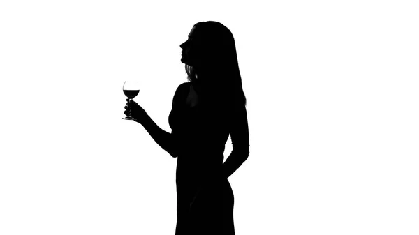 Силуэт Слегка Пьяной Женщины Пьющей Вино Танцующей Флиртующей — стоковое фото
