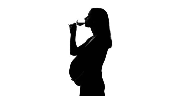 Σιλουέτα Του Νεαρή Έγκυο Γυναίκα Πίνοντας Κρασί Ανθυγιεινές Συνήθειες Κακό — Φωτογραφία Αρχείου