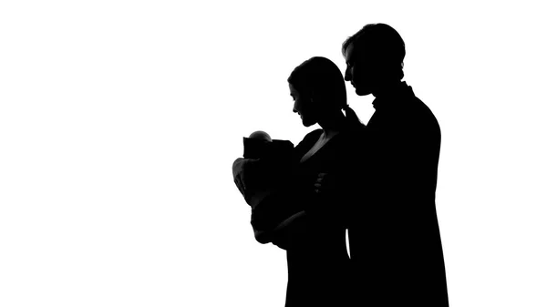 生まれたばかりの赤ちゃん 愛とケア 家族計画と若いカップルのシルエット — ストック写真