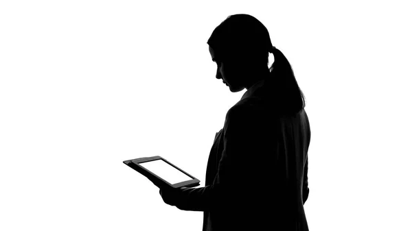Σιλουέτα Της Γυναίκας Χρησιμοποιώντας Tablet Διαβάζοντας Τις Επιχειρηματικές Ειδήσεις Σύγχρονες — Φωτογραφία Αρχείου