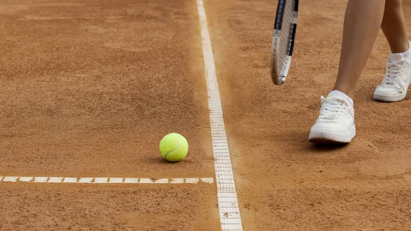 Benen Van Sportvrouw Lopen Naar Gele Tennisbal Belangrijke Match Close — Stockfoto