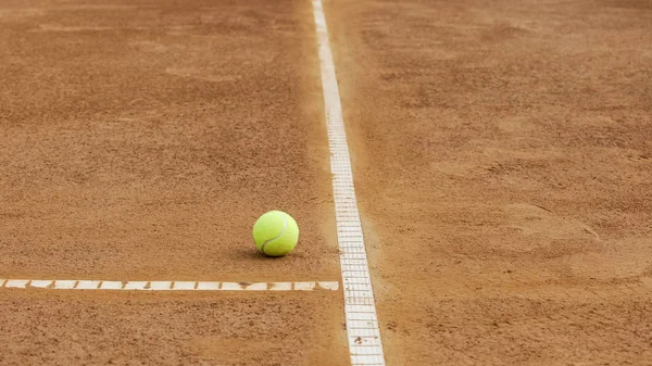 Balle Tennis Située Près Ligne Base Sur Terrain Argile Mode — Photo