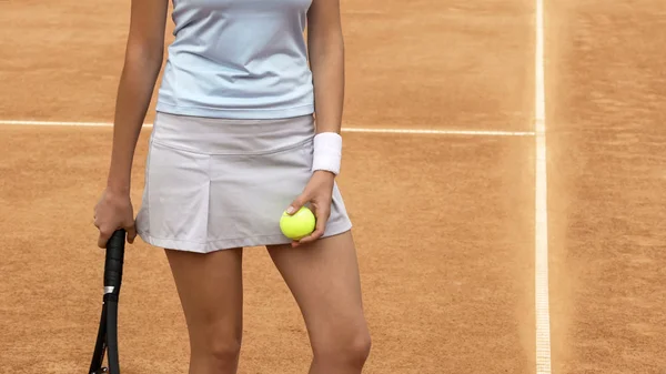 Athlète Jeune Femme Posant Sur Court Tennis Argile Ajustement Parfait — Photo