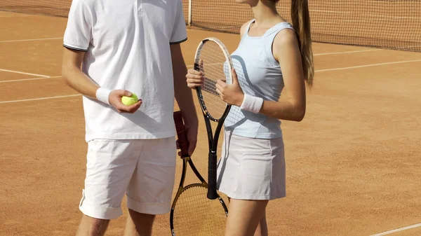 Man Och Kvinna Sportswear Står Tennisbana Och Flirta Sport Hobby — Stockfoto