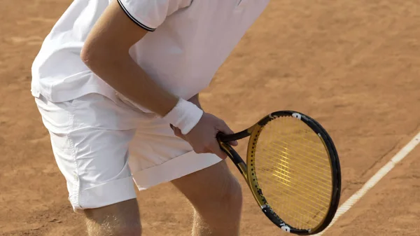 ボール スポーツ競争 アクティブなライフ スタイルをヒットする準備をして男性のテニス プレーヤー — ストック写真