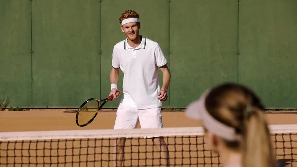 Tennismatch Zwischen Männlichen Und Weiblichen Athleten Weißer Sportbekleidung Hobby — Stockfoto