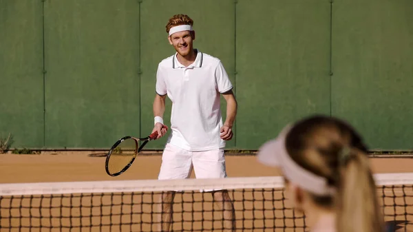 Partido Tenis Entre Atletas Masculinos Femeninos Que Usan Ropa Deportiva —  Fotos de Stock