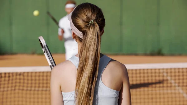 Mujer Hombre Jugando Tenis Grande Cancha Barro Abierto Hobby Deportivo — Foto de Stock