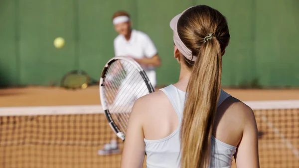 Kadın Erkek Büyük Tenis Oynamaya Kil Mahkeme Spor Yarışma Açın — Stok fotoğraf
