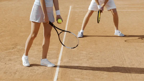 Pareja Tenistas Preparándose Para Servir Pelota Competición Deportiva Primer Plano — Foto de Stock