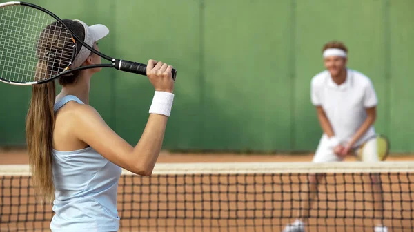 裁判所 テニスの試合 動機の概念に自信を持って選手の美しい女性 — ストック写真