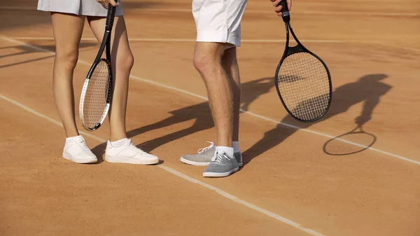 Hombre Mujer Pie Cancha Hablando Del Último Partido Tenis Hobby — Foto de Stock