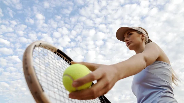 Tennisprofi Serviert Ball Auf Court Motivation Und Sport — Stockfoto