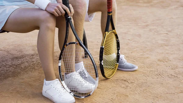 Jóvenes Tenistas Masculinos Femeninos Esperando Partido Banquillo Piernas Cerca — Foto de Stock