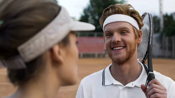 Erkek Adam Kıza Gülümseyen Genç Yakışıklı Tenisçi Sarayda Flört — Stok fotoğraf