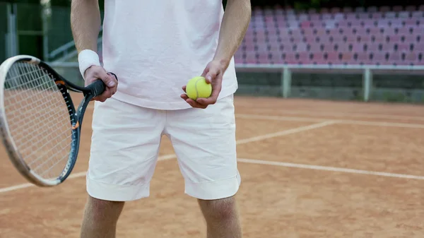 Jugador Tenis Experimentado Sirviendo Pelota Oponente Raqueta Deporte Hobby — Foto de Stock