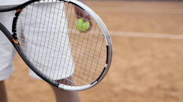 Ile Hizmet Elbiseler Donatım Hazırlamaya Tenis Topu Oyuncu Yakın Çekim — Stok fotoğraf