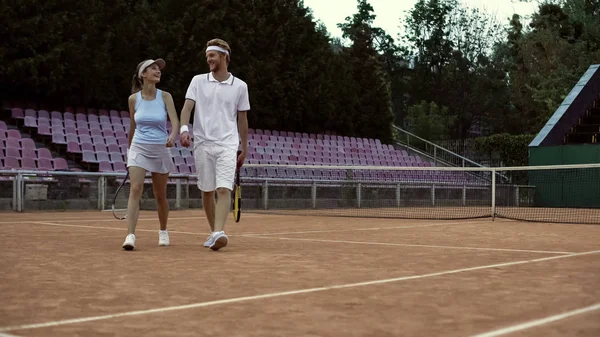 Glimlachende Man Vrouw Witte Sportswear Lopen Hof Voordat Tennis Match — Stockfoto