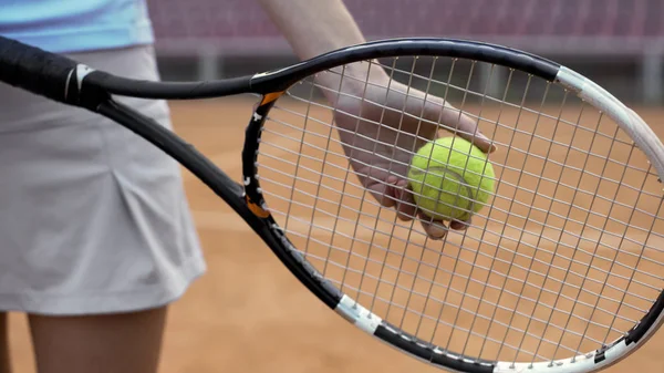 Bayan Oyuncu Holding Raket Tenis Topu Hizmet Için Hazırlık Yakın — Stok fotoğraf