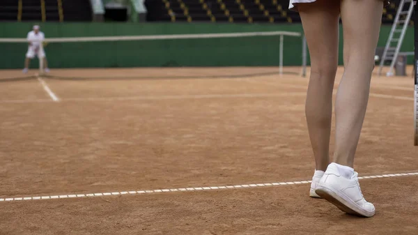 Mujer Delgada Jugando Tenis Con Jugador Masculino Profesional Estilo Vida — Foto de Stock