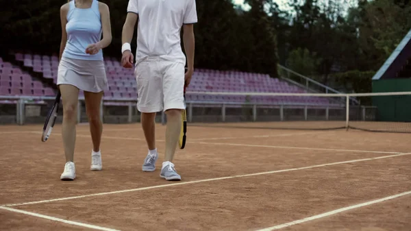 Jonge Mannelijke Vrouwelijke Tennisspelers Lopen Rechter Wedstrijd Close — Stockfoto