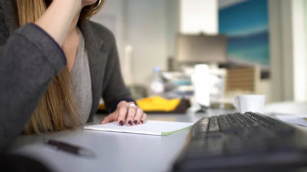 Trabalhador Escritório Falando Telefone Com Cliente Feminino Informando Sobre Reunião — Fotografia de Stock