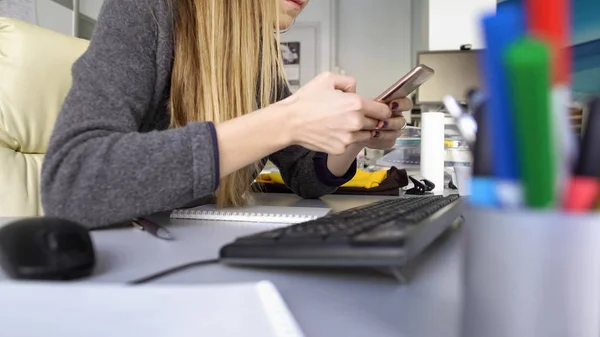 Młoda Kobieta Przewijanie Telefon Komórkowy Tracić Czas Biurze Zaniedbania Pracy — Zdjęcie stockowe