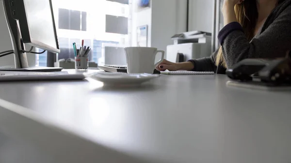 Geconcentreerd Vrouwelijke Journalist Denken Artikel Zit Computer — Stockfoto