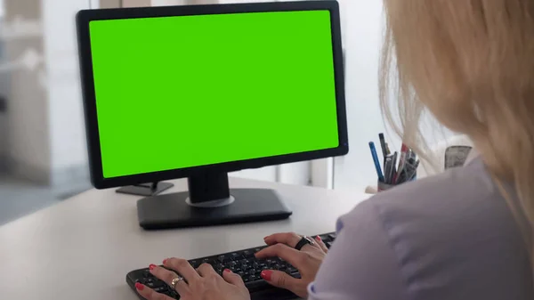 Kierownik Kobiece Pisanie Dokumentów Komputerze Osobistym Zielonego Ekranu Tyłu — Zdjęcie stockowe