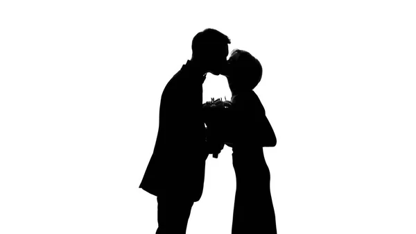 Jovem Casal Sombra Beijando Durante Data Romântica Namorado Dando Flores — Fotografia de Stock