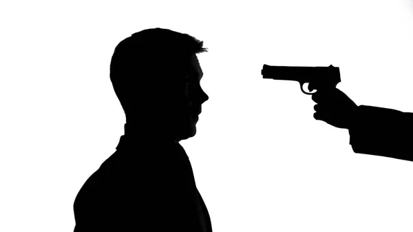Mano Con Pistola Apuntando Cabeza Masculina Amenaza Vida Extorsión Ilegal — Foto de Stock